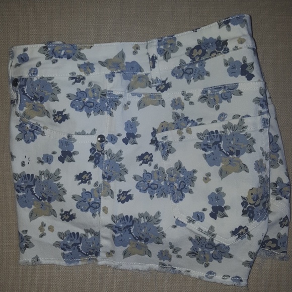 Adam Levine Casual Short - Picture 6 of 6